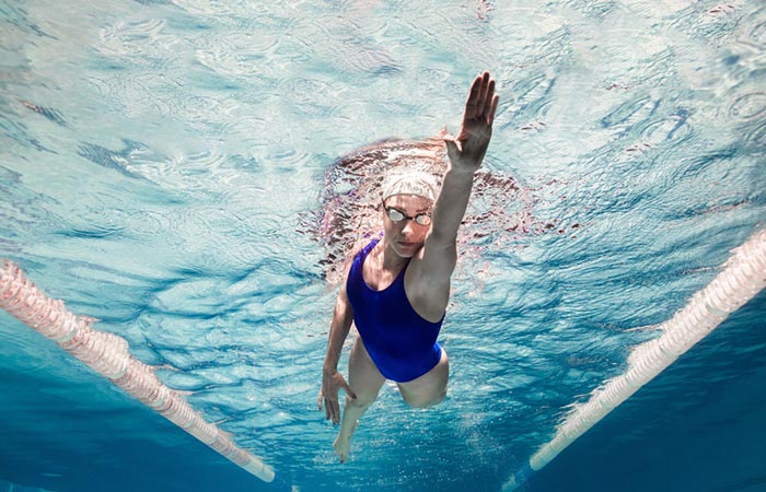 Woman swimming to burn 3000 calories a day.