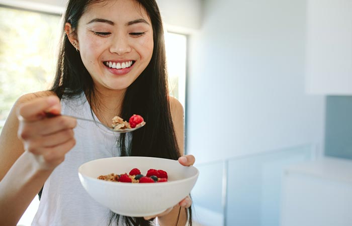 Woman having healthy breakfast to burn 3000 calories a day.