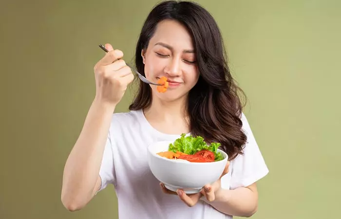 Woman eating healthy food as a way to burn 3000 calories a day.