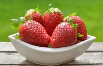 Ways to get white teeth overnight using strawberries