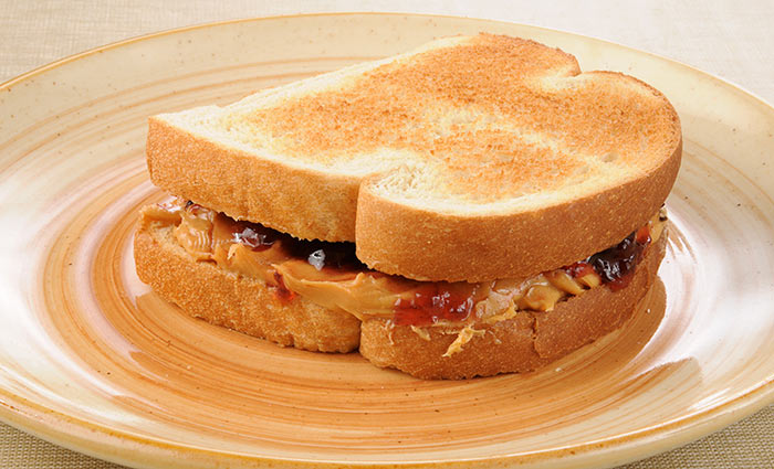 Berry and almond butter sandwich for weight loss