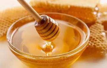 Fresh honey as a natural way to get rid of spectacle marks on your nose