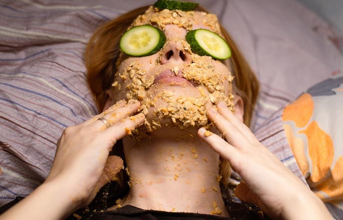 Oatmeal face mask for skin brightening