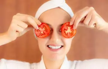 Tomato face pack for skin brightening