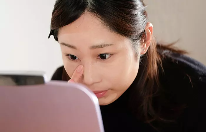 Women applying foundation with fingers for babyface makeup