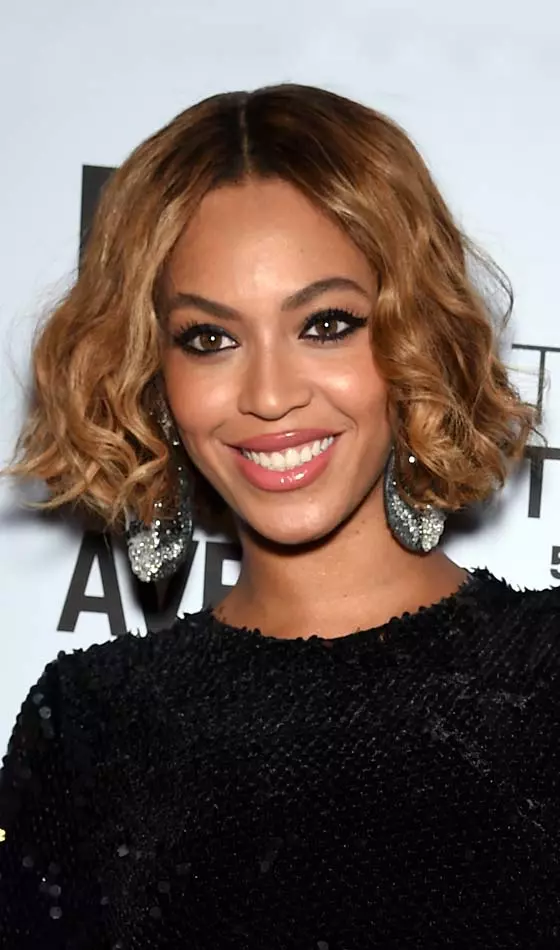 Short wavy bob haircut helps thin hair to look thicker