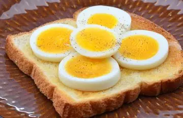Spicy boiled egg with toast for military diet