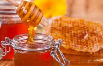 Castor oil and honey for moles