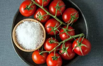 Tomato and baking soda for underarm whitening