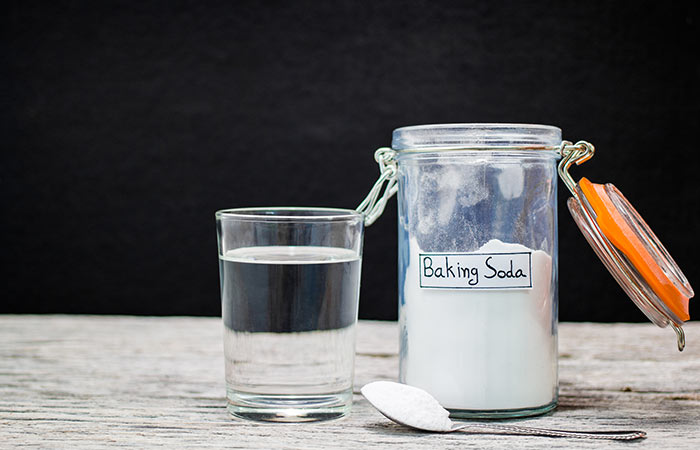 DIY water and baking soda for underarm whitening
