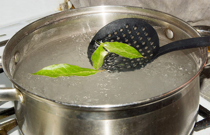 Boil guava leaves in water to make solution for hair