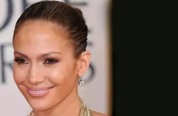Jennifer Lopez's red carpet look idea for gold dress