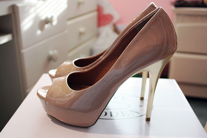 Make your look legs longer with nude pumps