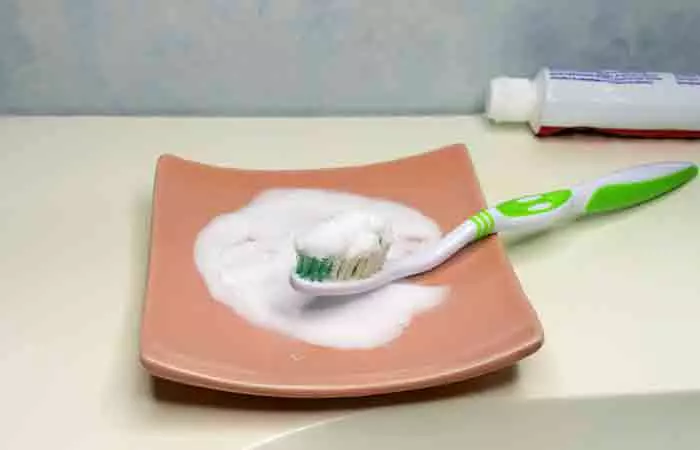 Toothpaste and baking soda to whiten teeth