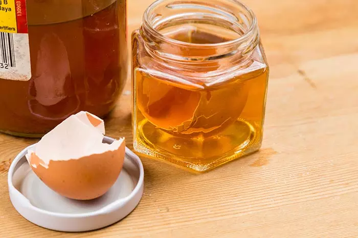 Egg-shell-soak-in-apple-cider-vinegar