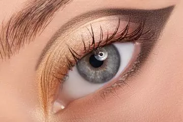  A Gap Between The Liner And Lashes