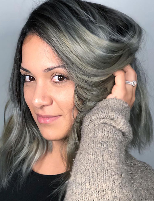 Cheveux gris avec des pointes en plume