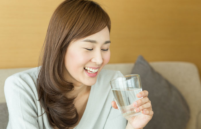 Drinking water on an empty stomach cleanses the colon