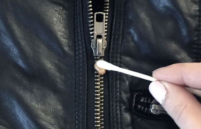 Fix-Your-Stuck-Zipper-With-These-Easy-Hacks3