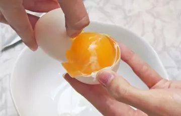 Have-You-Ever-Wondered-Why-There-Are-‘White-Strings’-Attached-To-The-Egg-Yolk1