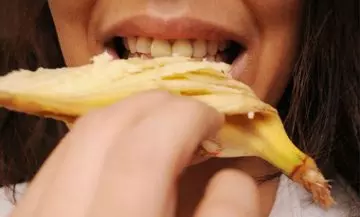 Can-You-Really-Use-Banana-Peels-To-Whiten-Your-Teeth3