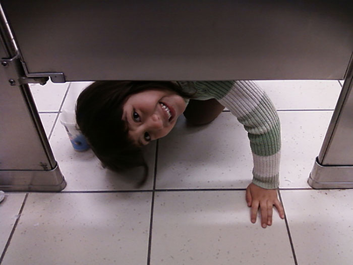 Ever-Wondered-Why-Public-Toilet-Stall-Doors-Don’t-Go-All-The-Way-Down-To-The-Floor1