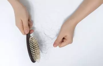 One-Simple-Trick-To-Prevent-Hair-From-Sticking-To-Your-Brush