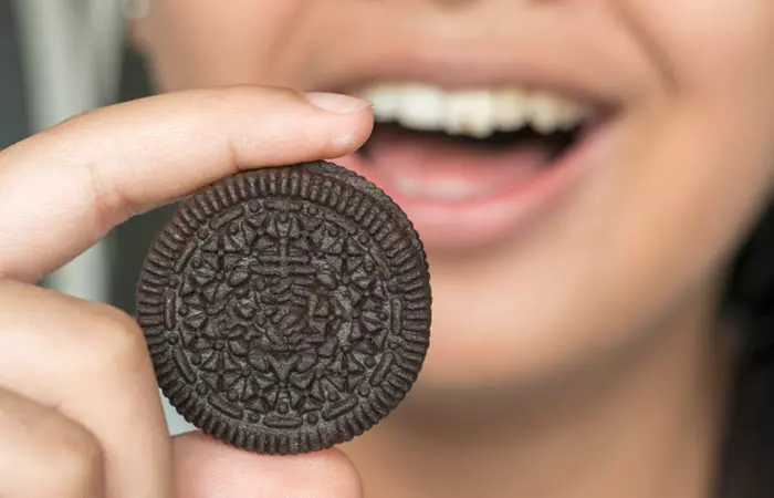 10.-Men-And-Women-Eat-Oreo-Differently.