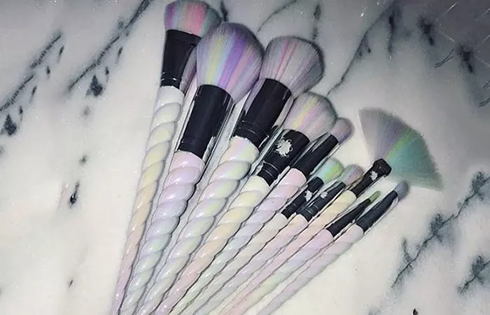 These-makeup-brushes-that-look-like-a-unicorn's-horn1