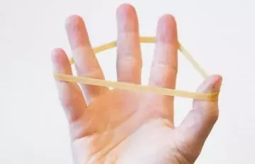 Wrap A Rubber Band Around Your Fingers To Keep The Pain And Stiffness Away6