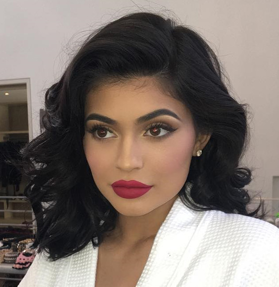 Kylie Jenner pin-up curls hairstyle