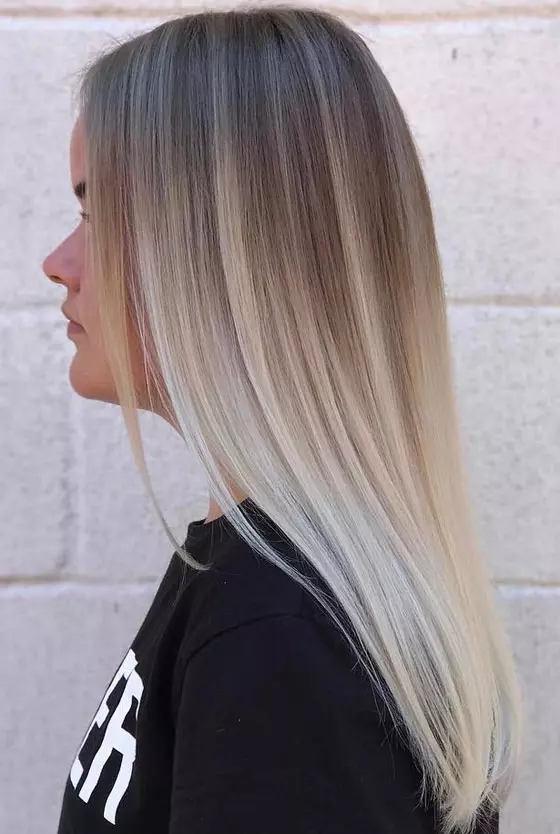 Ash blonde hair color in the middle and platinum blonde towards the ends creates a perfect gradient of colors
