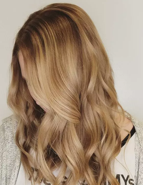 Honey blonde hair color idea for a single toned look