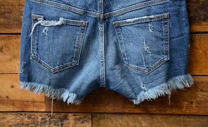 How to make ripped jeans by fraying the pockets