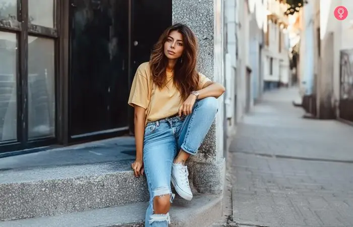 Woman wearing boyfriend jeans