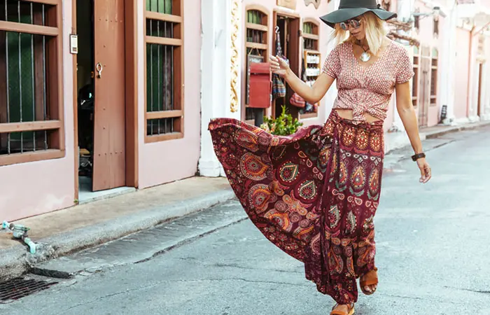 A woman dressed in dark color maxi skirt for autumn