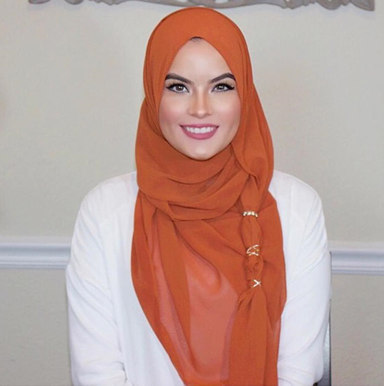 How to wear hijab with accessories on it