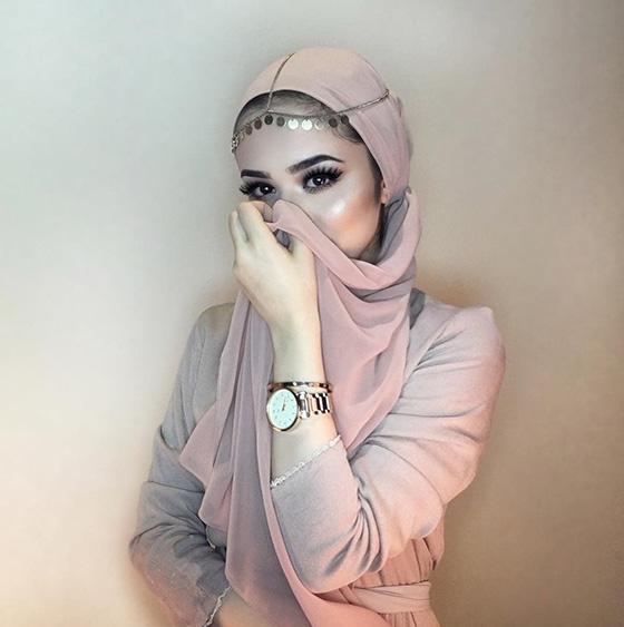 Wrapping Hijab With Accessories On It1