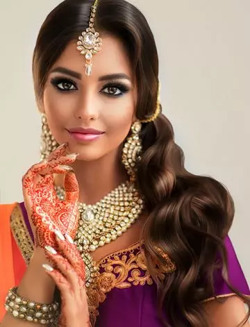 Beachy waves hairstyle to complement your saree
