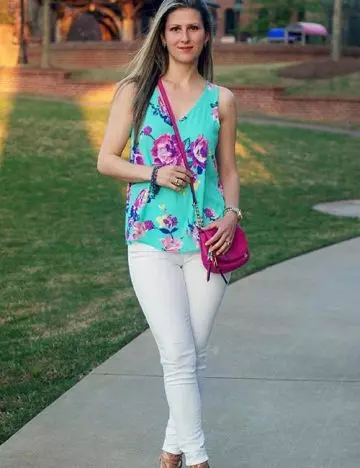 White jeans with floral tops for spring