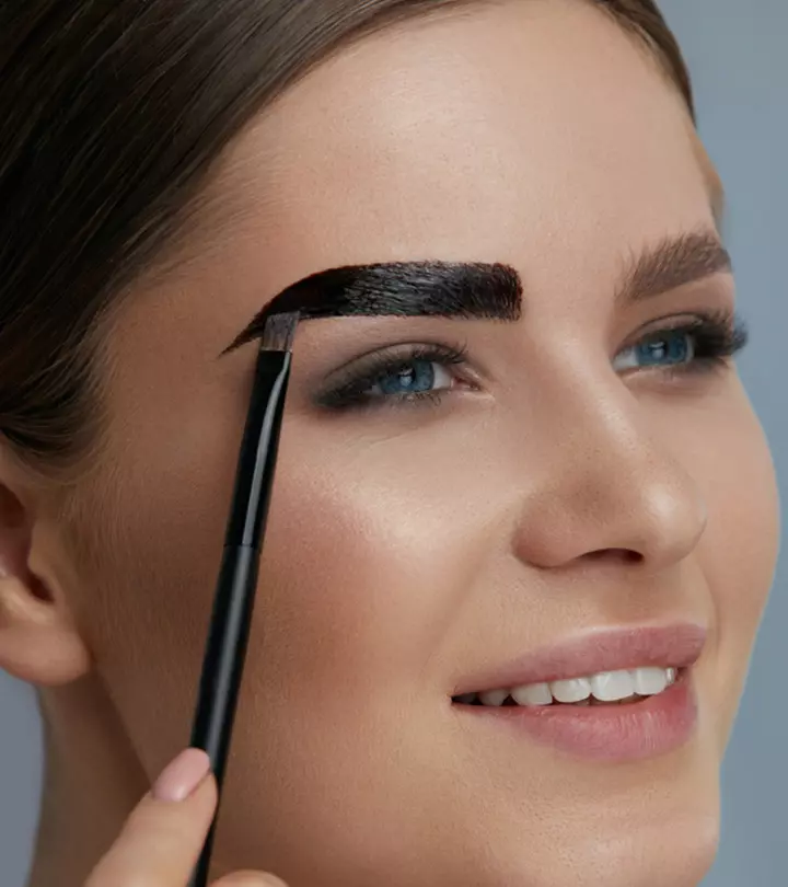 woman with diy eyebrow tinting