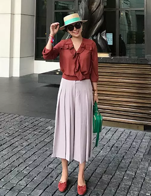 Style pleated culottes with a shirt