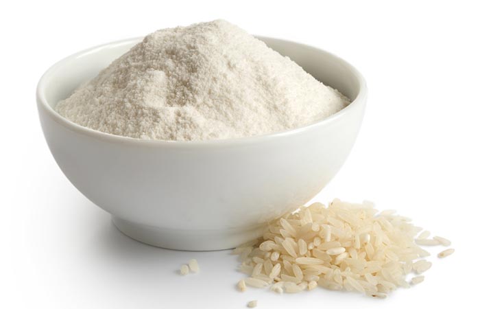 2. Using Aloe Vera and Rice Flour As a Scrub