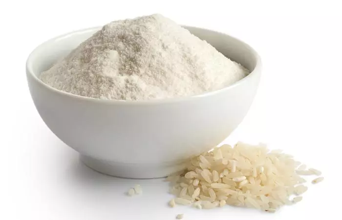 2. Using Aloe Vera and Rice Flour As a Scrub
