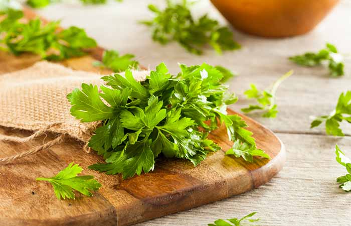 Parsley to get relief from dry mouth