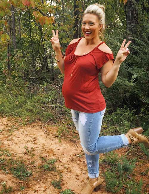 Distressed jeans and cold shoulder tops for pregnancy photoshoot
