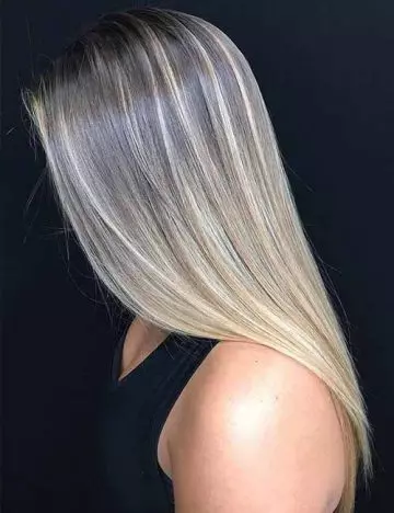 Ash blonde highlights applied with varying thickness creates a natural look on fine hair