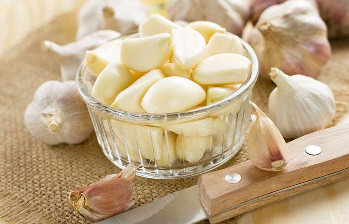 Garlic is a natural remedy for blood clots in the leg