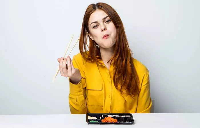 6.Keep Your Mouth Closed While Chewing The Food