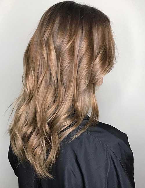 17. Cabelo castanho claro inspirado no outono